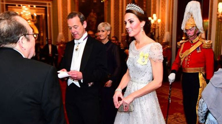 Σαν σύγχρονη σταχτοπούτα η Kate Middleton στη δεξίωση της βασίλισσας Ελισάβετ στο παλάτι