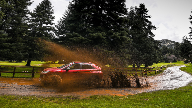 Δεν φοβάται να λερωθεί στις λάσπες