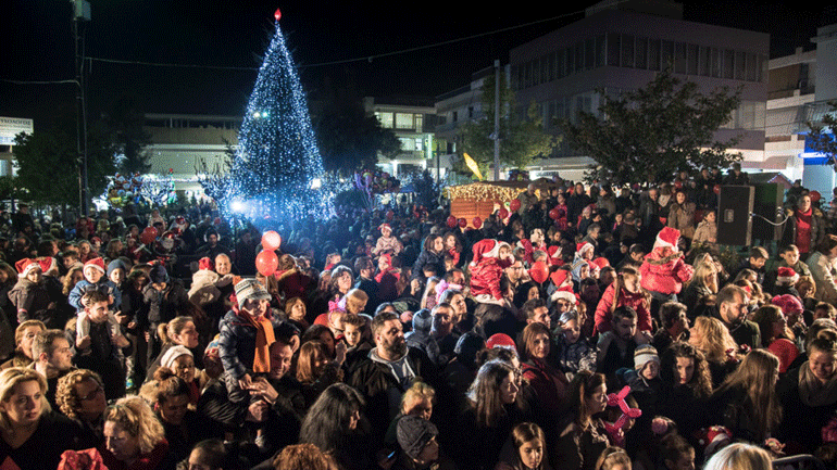 Η πρεσβεία της Παλαιστίνης ανάβει τα φώτα του χριστουγεννιάτικου δέντρου στο δημαρχείο Ιλίου