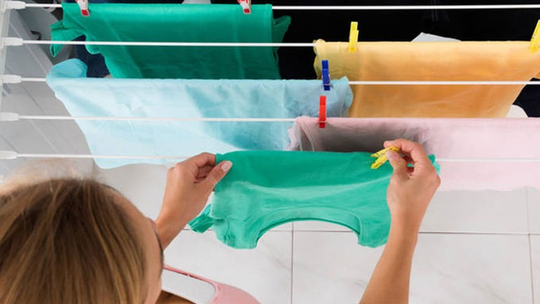 Γιατί δεν πρέπει να απλώνουμε τα ρούχα μέσα στο σπίτι μας;