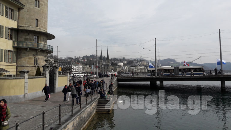 Ντόπιοι και τουρίστες απολαμβάνουν τη βόλτα τους δίπλα στη λίμνη