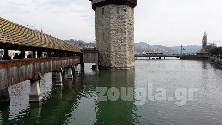 Η διάσημη ξύλινη γέφυρα Chapel Bridge