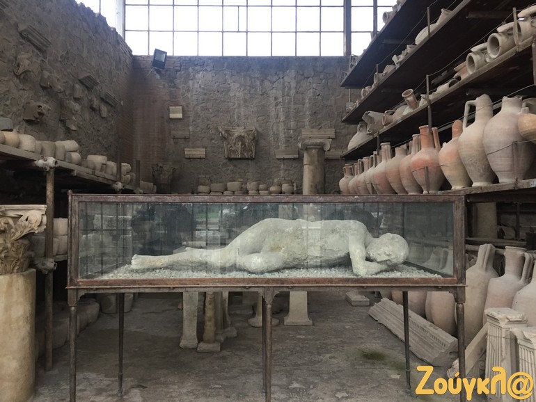 Άνθρωποι και ζώα θάφτηκαν από τη στάχτη