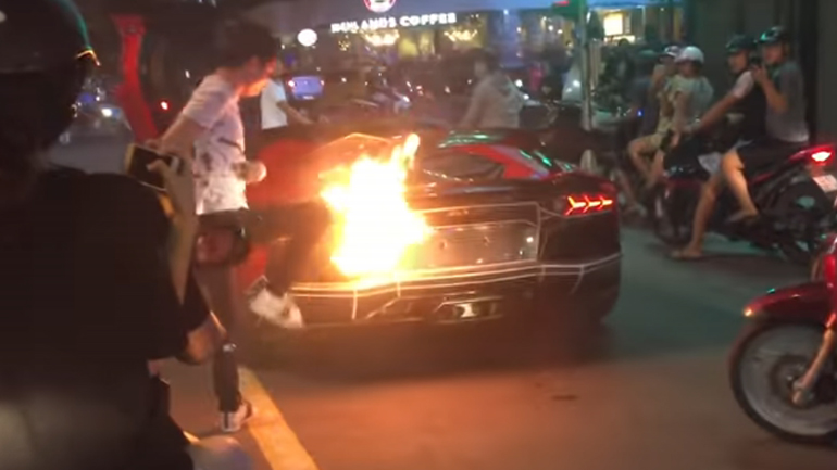 Lamborghini πήρε φωτιά από τις εξατμίσεις!