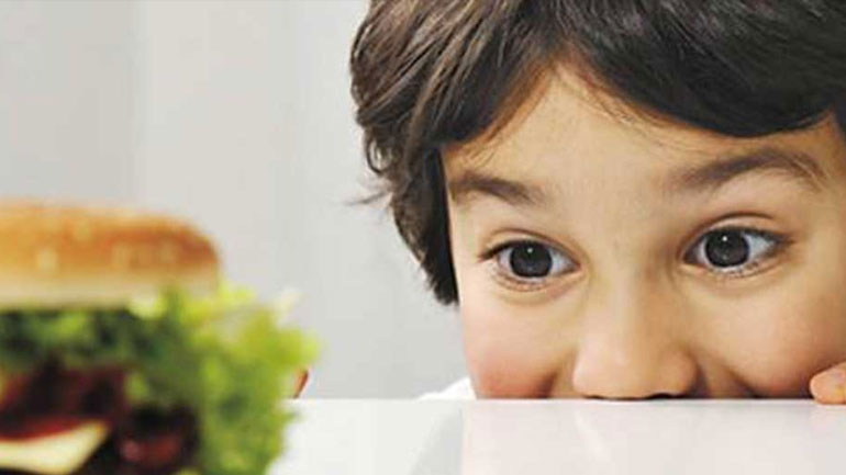 Πώς τα παιδιά καταλήγουν να τρώνε junk food
