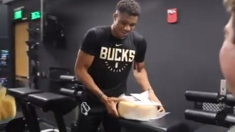 Ο πρόεδρος των Μπακς έκανε δώρο γενεθλίων στον Αντετοκούνμπο ένα… κεφάλι τυρί