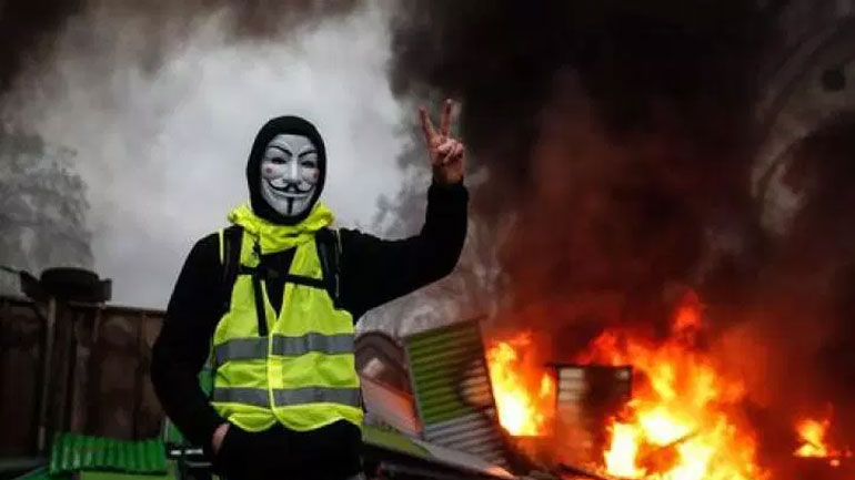 Σε κατάσταση συναγερμού η γαλλική κυβέρνηση για τα «κίτρινα γιλέκα»