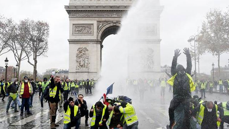 Γαλλία: Πρόταση μομφής κατά της κυβέρνησης αναμένεται να καταθέσουν οι βουλευτές της αντιπολίτευσης