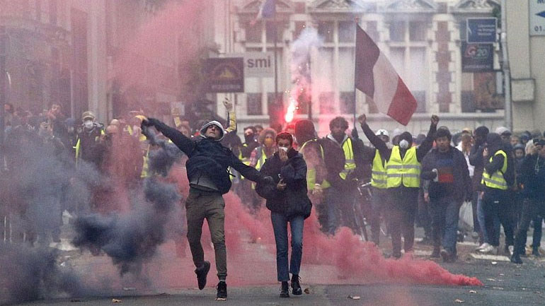 «Κίτρινα γιλέκα»: Περισσότεροι από 100 τραυματίες διακομίστηκαν σε νοσοκομεία του Παρισιού