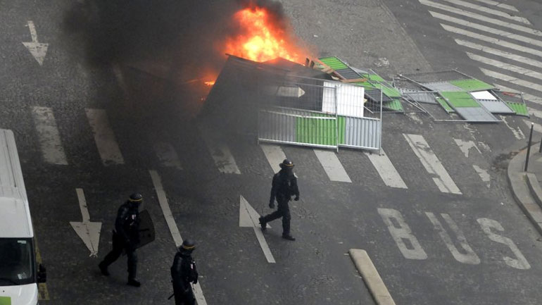 Δημοσιογράφοι τραυματίστηκαν στις διαδηλώσεις στο Παρίσι