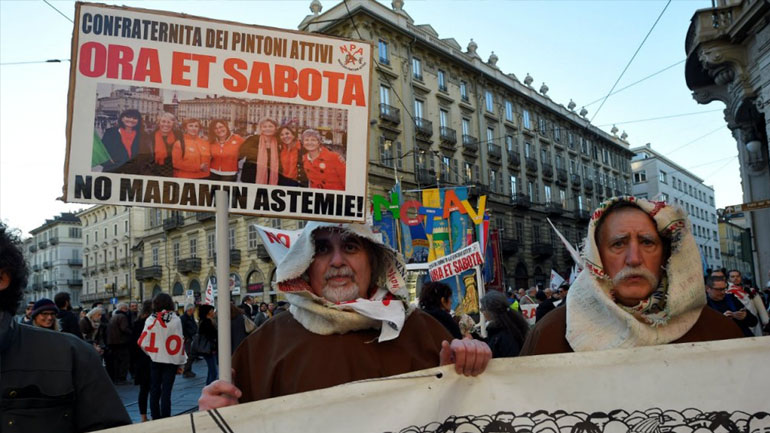 Δεκάδες χιλιάδες διαδηλωτές στο Τορίνο κατά της σιδηροδρομικής σύνδεσης με τη Λιόν