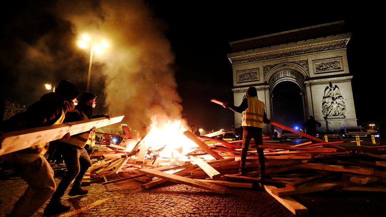 Στα δακρυγόνα πνίγηκε το Παρίσι