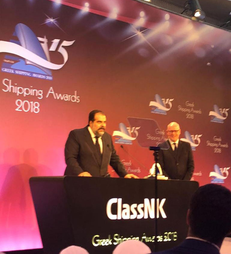 O εφοπλιστής Νίκος Πατέρας παραλαμβάνει το βραβείο του