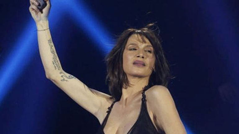 Η σέξι εμφάνιση της Πάολα με κορμάκι στην πίστα