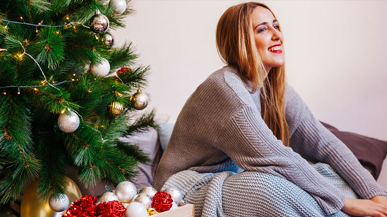 Τι κρύβεται πίσω από την επιθυμία των ανθρώπων να στολίζουν νωρίς το χριστουγεννιάτικo δέντρο