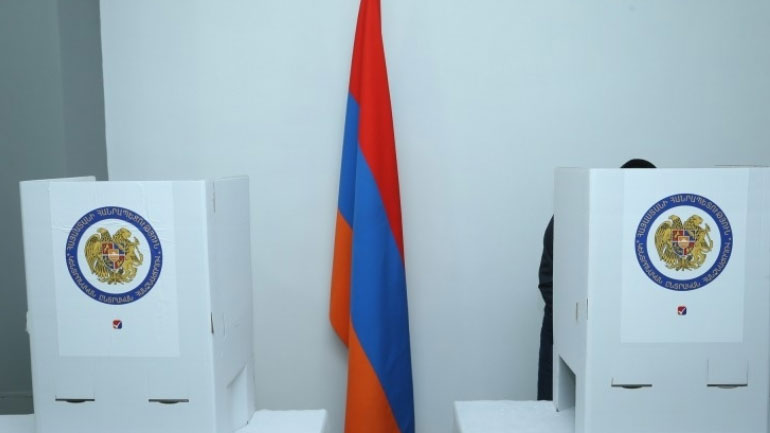 Άνοιξαν οι κάλπες για τις πρόωρες εκλογές στην Αρμενία