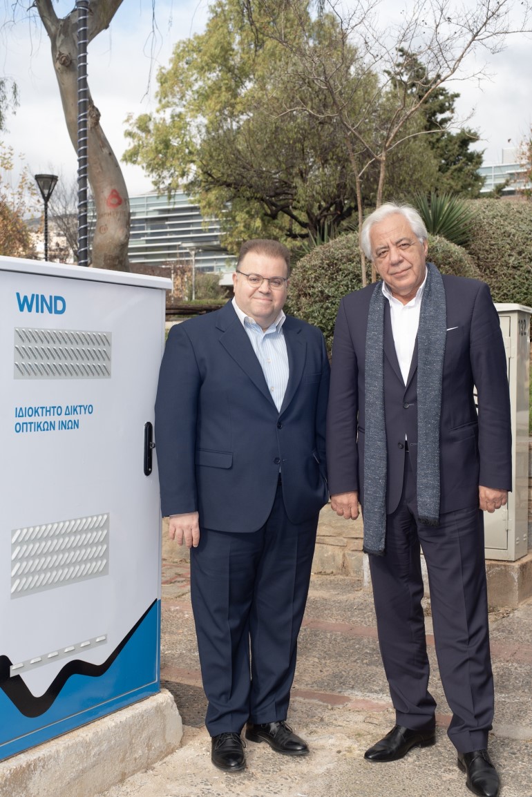 Από αριστερά προς τα δεξιά: Γιώργος Τσαπρούνης, Ανώτερος Διευθυντής Εταιρικών Σχέσεων WIND Ελλάς & Σταύρος Κασιμάτης  Δήμαρχος Κορυδαλλού