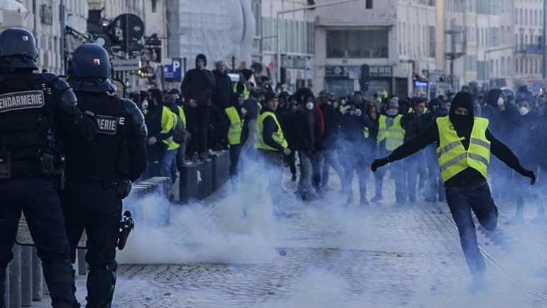 Ο Μακρόν στριμωγμένος στη γωνία