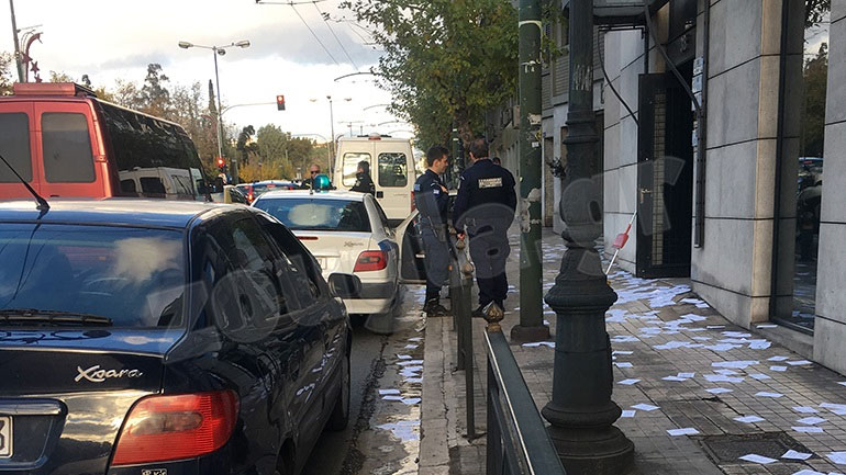 Βίντεο: Μέλη του Ρουβίκωνα πέταξαν τρικάκια στην πρεσβεία της Ουγγαρίας