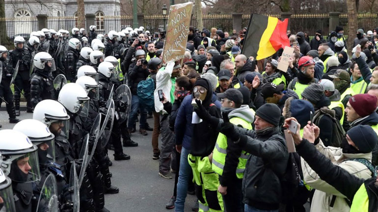 Βρυξέλλες-«Κίτρινα Γιλέκα»: Η αστυνομία κράτησε δεκάδες συλληφθέντες διαδηλωτές μέσα σε στάβλους