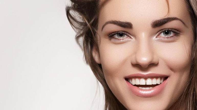 Ποιες τροφές μάς χαρίζουν κατάλευκα δόντια;