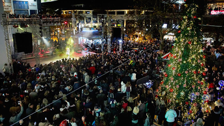 Βίσση και Σχοινάς άναψαν τα χριστουγεννιάτικα δέντρα στον Δήμο Κηφισιάς