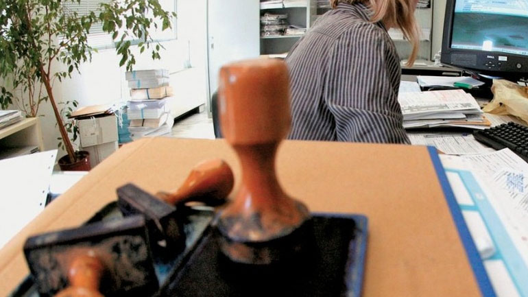 Βουλή: Παρατείνονται κατά έξι μήνες οι αποσπάσεις δημοσίων υπαλλήλων που λήγουν στις 31/12