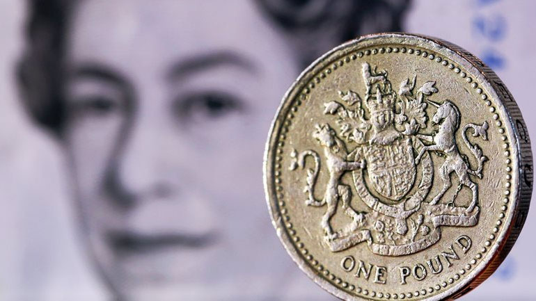 Το Brexit “ρίχνει” τη λίρα σε χαμηλό 18 μηνών