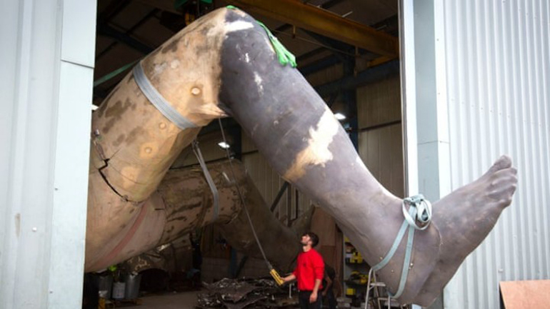 Γιγάντιο μπρούτζινο άγαλμα έξω από το θέατρο του Πλίμουθ