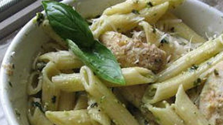 Πέννες με σάλτσα πέστο και κοτόπουλο