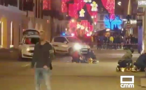 Φωτογραφίες από το κέντρο της πόλης δείχνουν ανθρώπους πεσμένους στο έδαφος