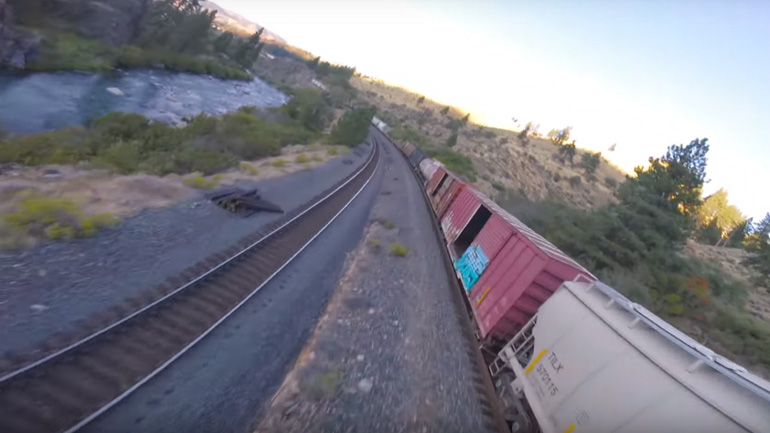 Drone μπαίνει μέσα σε βαγόνι τραίνου