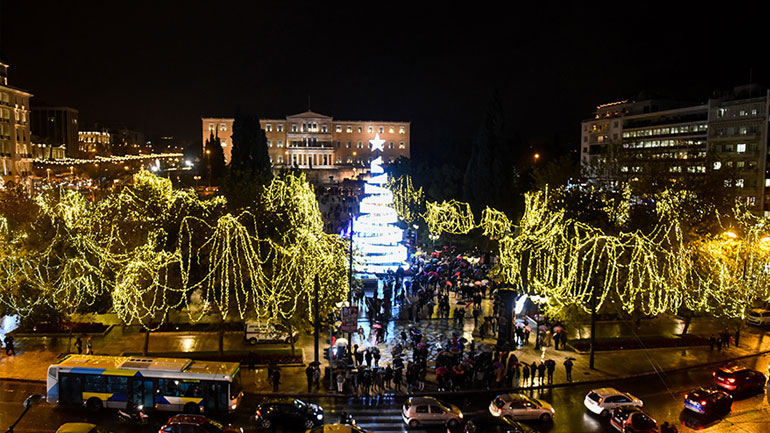 Η Αθήνα υποδέχεται τα Χριστούγεννα-Φωταγωγήθηκε το χριστουγεννιάτικο δέντρο στο Σύνταγμα