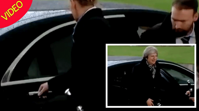 Παγιδευμένη ήδη στο Brexit, η Τερέζα Μέι… κλειδώθηκε και στη λιμουζίνα της