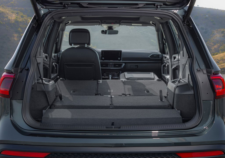 Το κάθισμα του συνοδηγού πέφτει, μαζί η 2η και η 3η σειρά και άνετα μεταφέρεις ό,τι θέλεις...