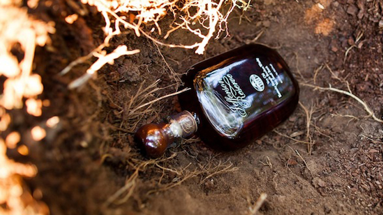 Πριν τον γάμο, θάβουν ένα μπουκάλι μπέρμπον για καλοτυχία