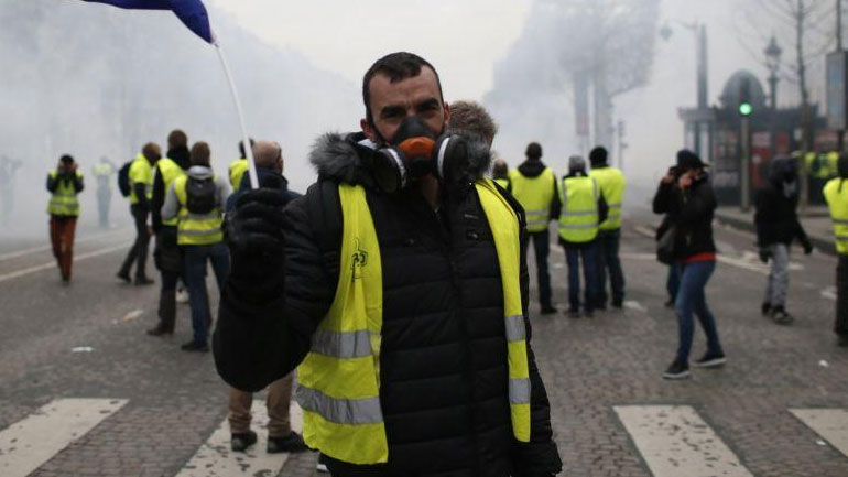 Γαλλία: Η αριστερά θα καταθέσει πρόταση μομφής για τη διαχείριση της κρίσης των «κίτρινων γιλέκων» από την κυβέρνηση