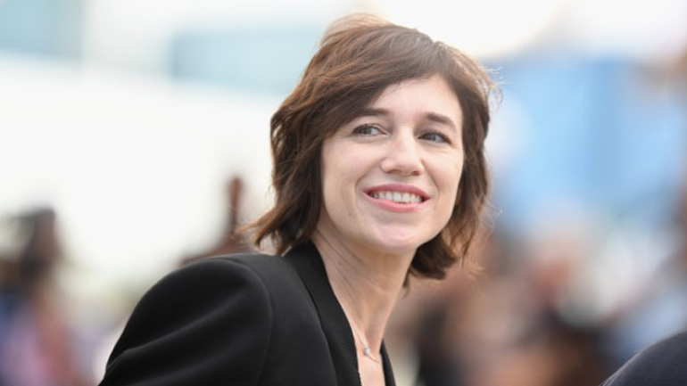 Η Σαρλότ Γκανσμπούρ κυκλοφορεί νέο EP με διασκευή του «Runaway» του Κάνιε Γουέστ