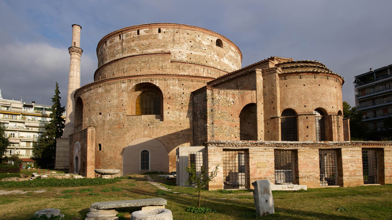 Ελληνόπουλα και προσφυγόπουλα στολίζουν χριστουγεννιάτικα δέντρα σε μνημεία της Θεσσαλονίκης