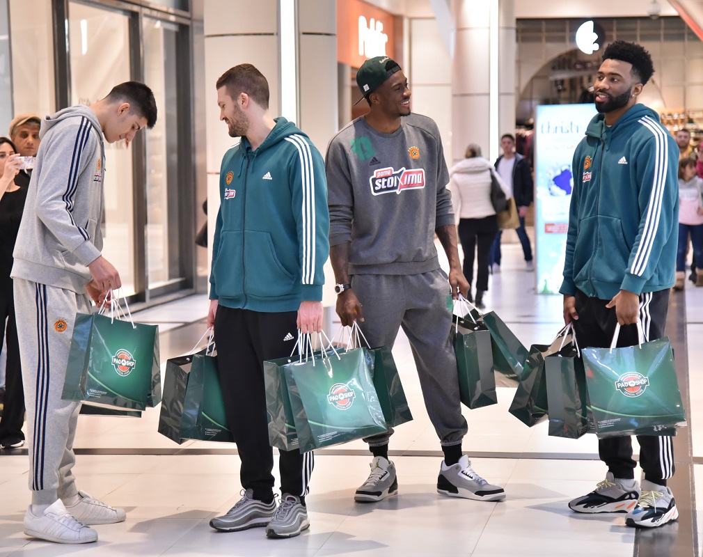 1. Οι αθλητές της ΚΑΕ Παναθηναϊκός ΟΠΑΠ προσφέρουν δώρα στα παιδιά