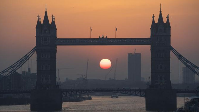 Εκνευρισμό προκαλεί στην οικονομία το λυκόφως του Brexit
