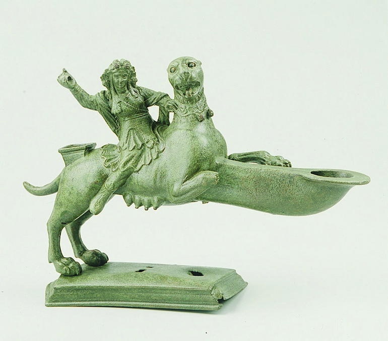 Χάλκινος λύχνος με μορφή θηλυκού πάνθηρα, πάνω στον οποίο εικονίζεται ο Διόνυσος Ελεύθερνα, 2ος/1ος αι. π.Χ. − 1ος/2ος αι. μ.Χ.