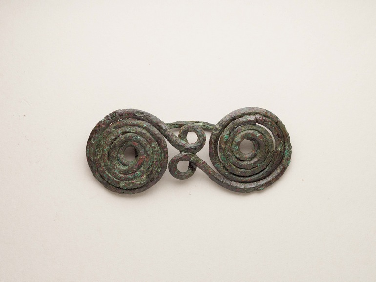 Χάλκινη οκτώσχημη πόρπη. Κνωσός, τέλη 8ου αι. π.Χ.