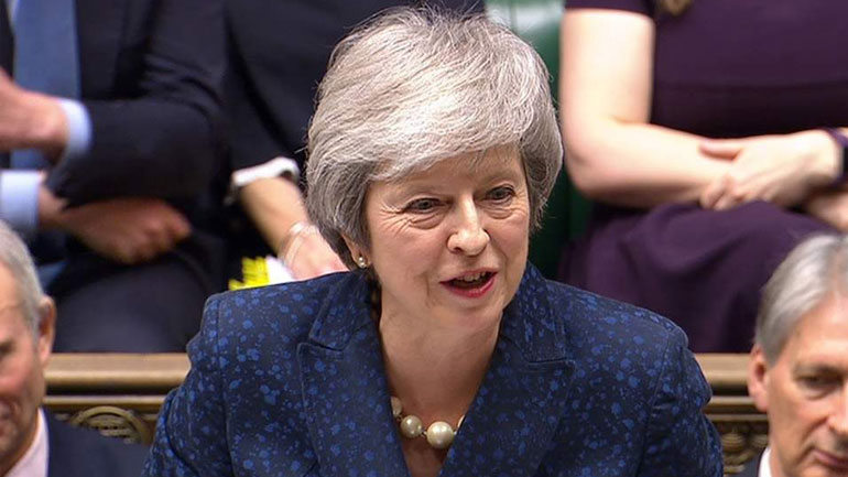 Βρετανία: Διεσώθη η Μέι με 200 ψήφους