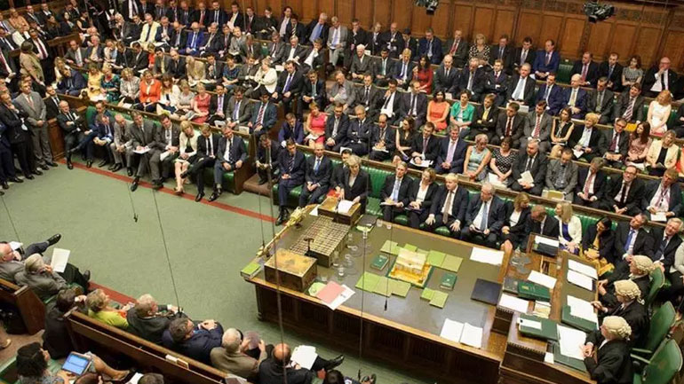 Βρετανία: Ενεργοποιήθηκε η πρόταση μομφής κατά της Μέι