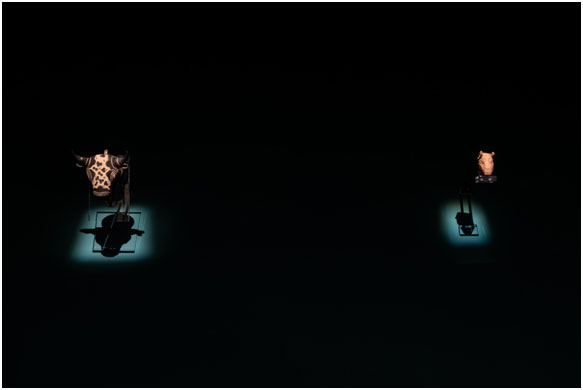 Πήλινο ρυτό σε μορφή ταυροκεφαλής, τελετουργικό σκεύος για υγρές προσφορές Κνωσός, περ. 1450-1375 π.Χ. & Pablo Picasso, Ταυροκεφαλή Vallauris, 12 Ioυλίου 1960  Φωτογραφία: Γιώργος Αναστασάκης © Μουσείο Κυκλαδικής Τέχνης