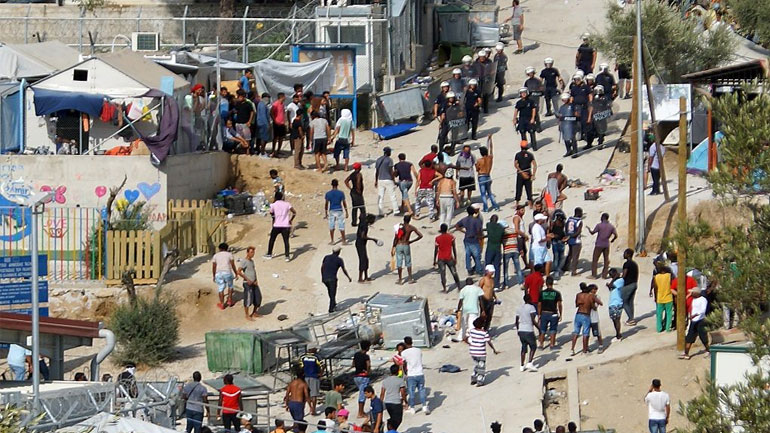 Νεκρός άντρας στη Μόρια – Τον έσφαξαν και τον παράτησαν στη μέση του δρόμου