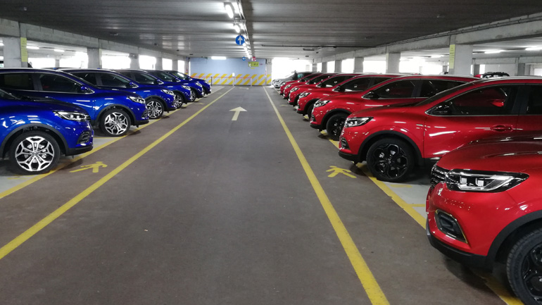 Τα αυτοκίνητα μας περιμένουν στο πάρκινγκ για τα πρώτα test drive