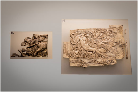 Τμήμα ελεφαντοστέινης πλάκας με ανάγλυφη παράσταση οπλίτη πάνω σε δίφρο τεθρίππου άρματος 4ος αι. Μ.Χ. & Ελεφαντοστέινο πλακίδιο, 4ος αι. Μ.Χ., Φωτογραφία: Γιώργος Αναστασάκης © Μουσείο Κυκλαδικής Τέχνης