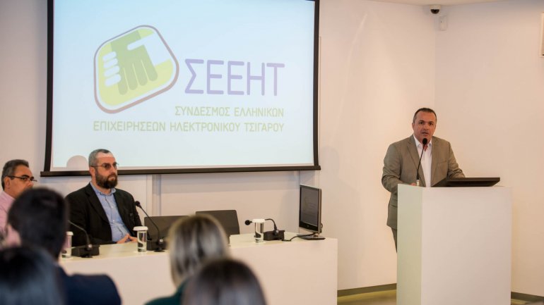 Ο ατμός δεν είναι καπνός – O ΣΕΕΗΤ προσφεύγει στο ΣτΕ για την απαγόρευση των μη νικοτινούχων υγρών